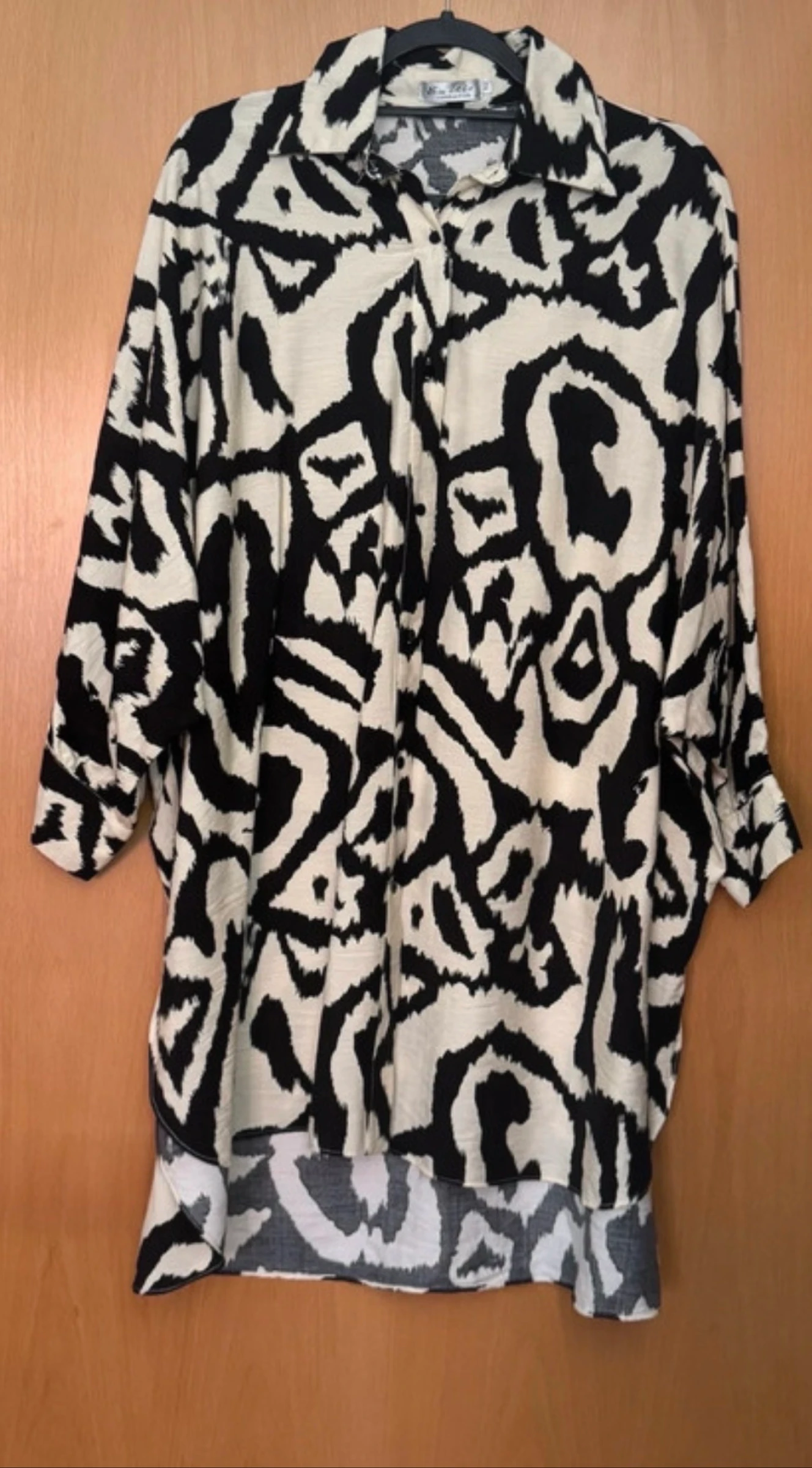 Camisa oversize estampada branco e preto – photo 2